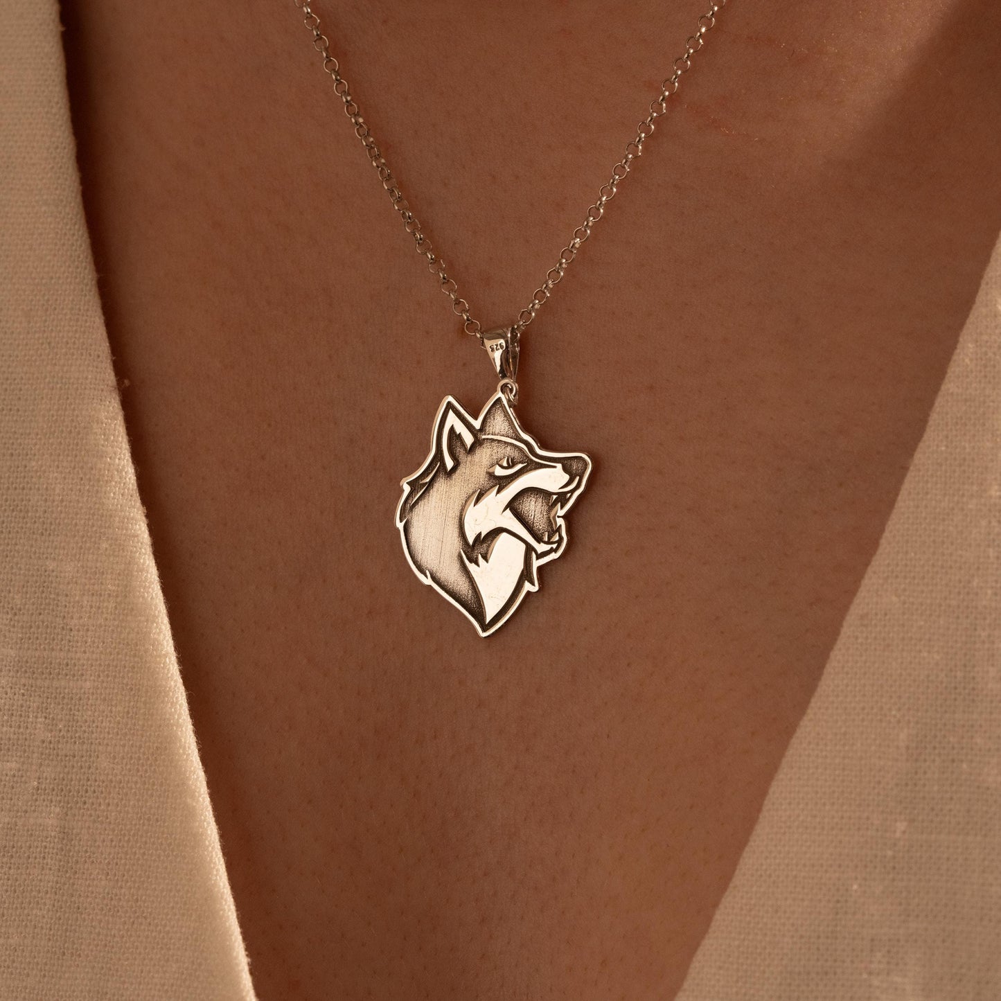Majestic Wolf Head Pendant - Stunning Unisex Present