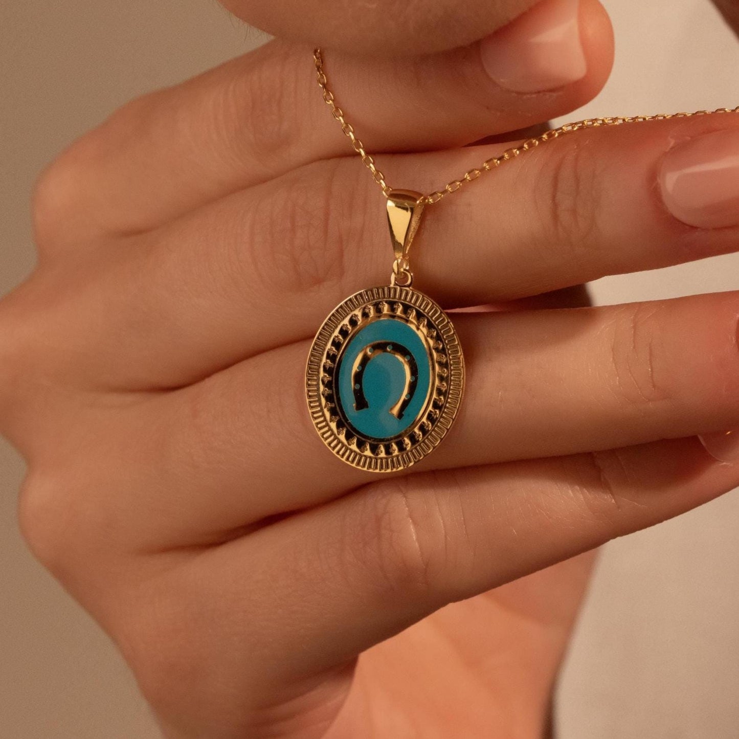 Horseshoe Pendant Necklace – Lucky Charm Jewelry in Gold Plating