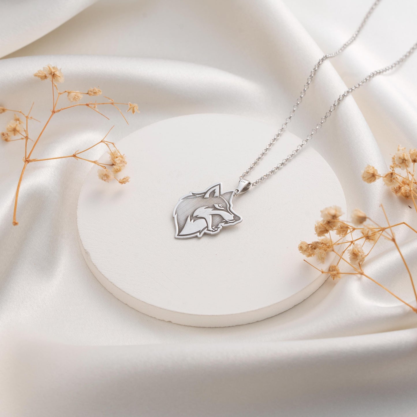 Majestic Wolf Head Pendant - Stunning Unisex Present