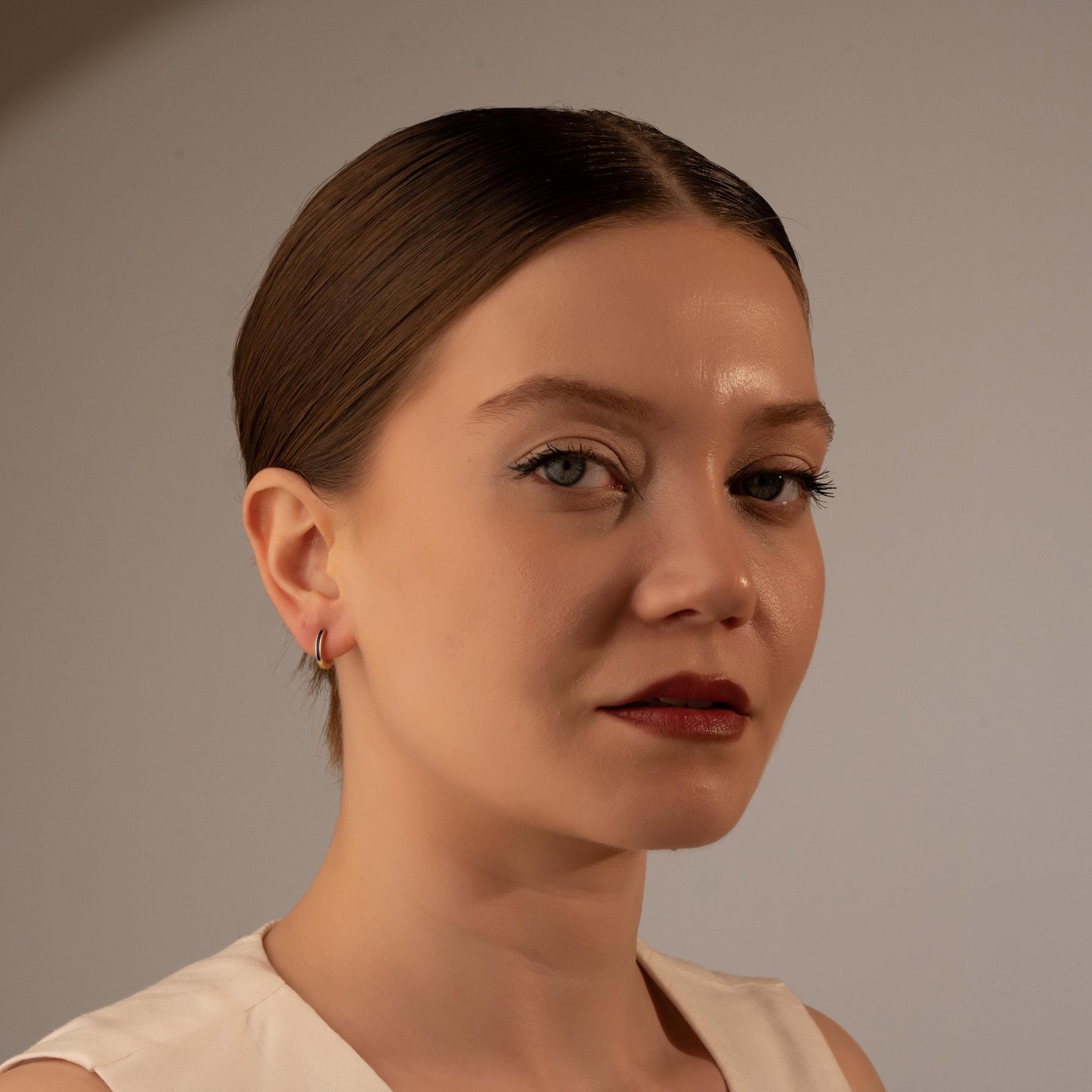 Minimalist Elegance: Red Accent Gold Hoop Earrings - Ideal for Any Occasion