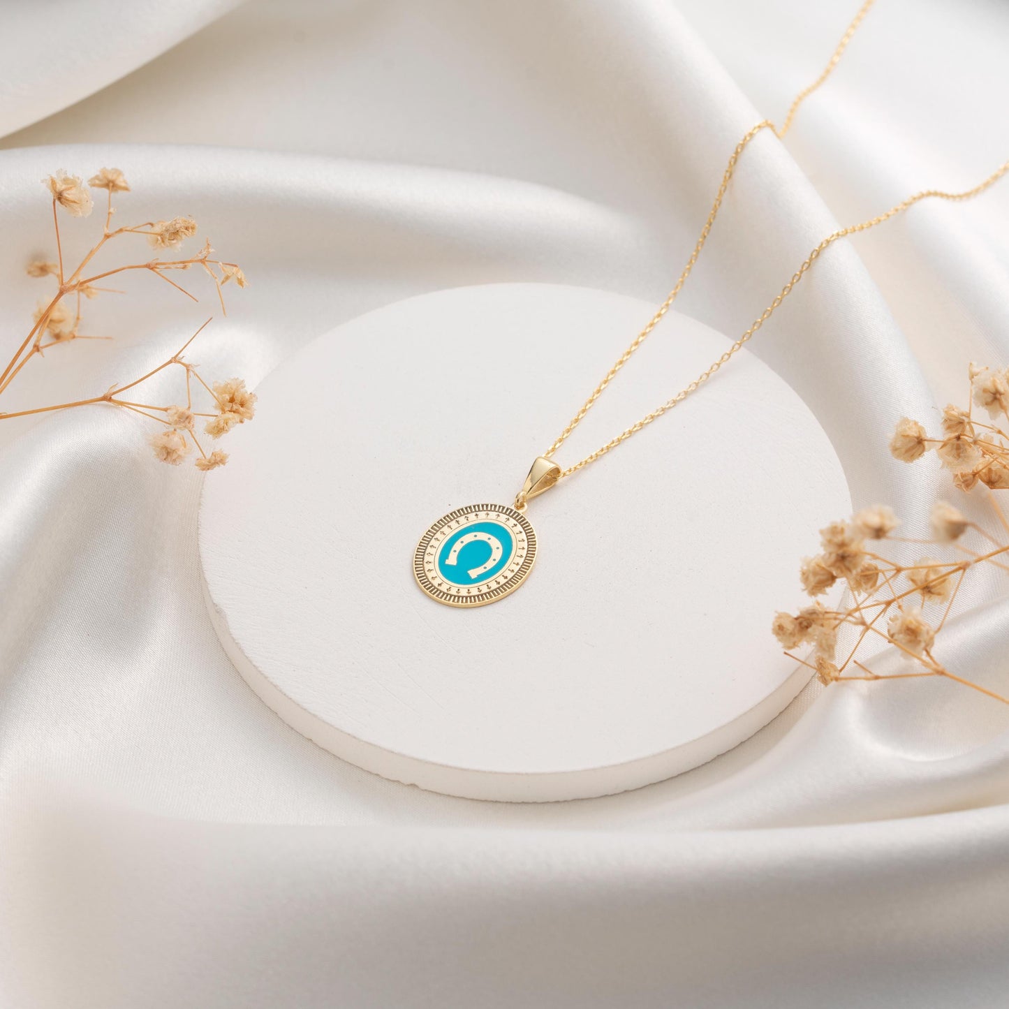 Horseshoe Pendant Necklace – Lucky Charm Jewelry in Gold Plating