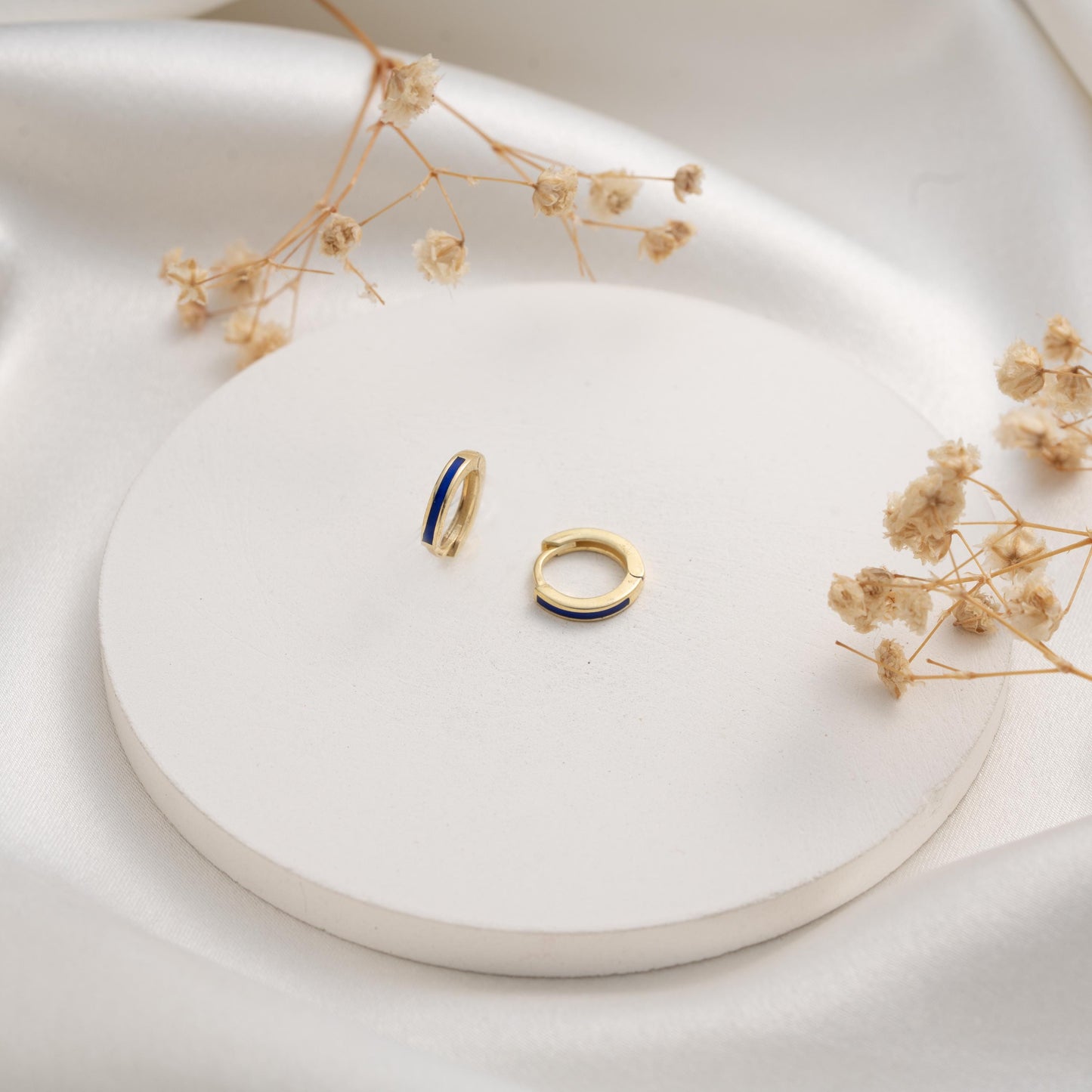 Minimalist Elegance: Red Accent Gold Hoop Earrings - Ideal for Any Occasion