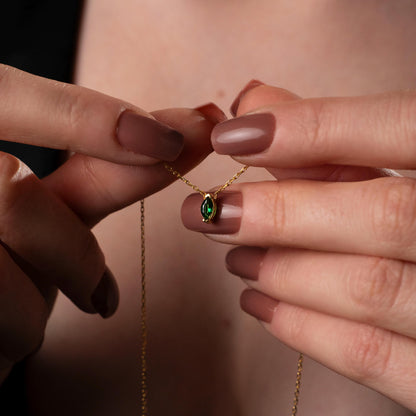 Personalized Birthstone Necklace: A Meaningful Gift for Mom