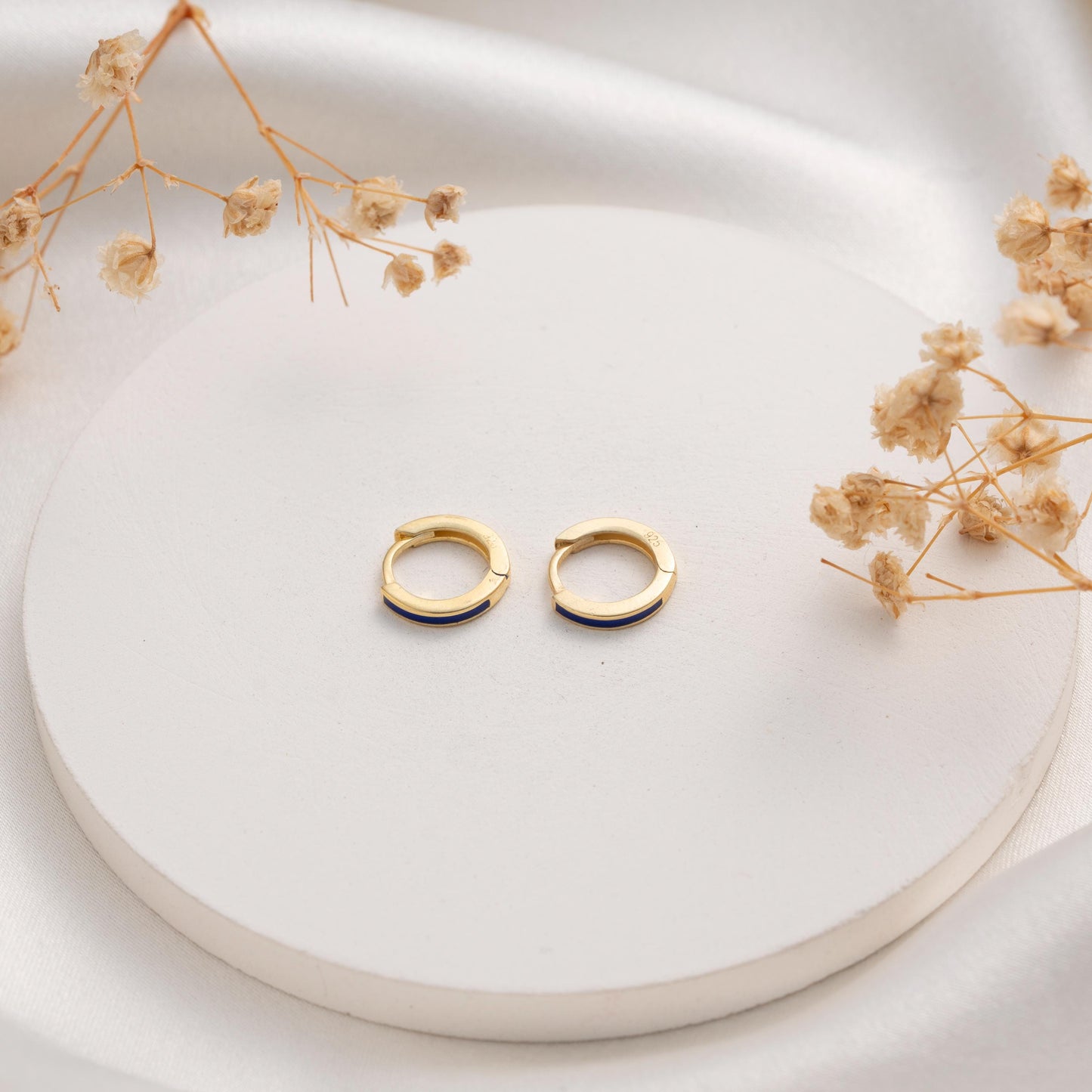 Minimalist Elegance: Red Accent Gold Hoop Earrings - Ideal for Any Occasion