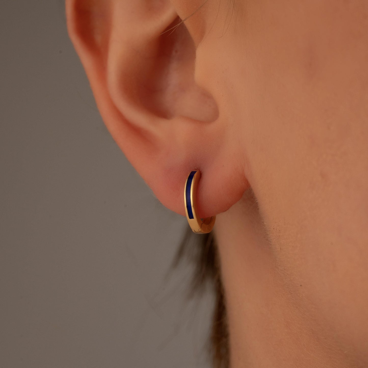 Minimalist Elegance: Red Accent Gold Hoop Earrings - Ideal for Any Occasion