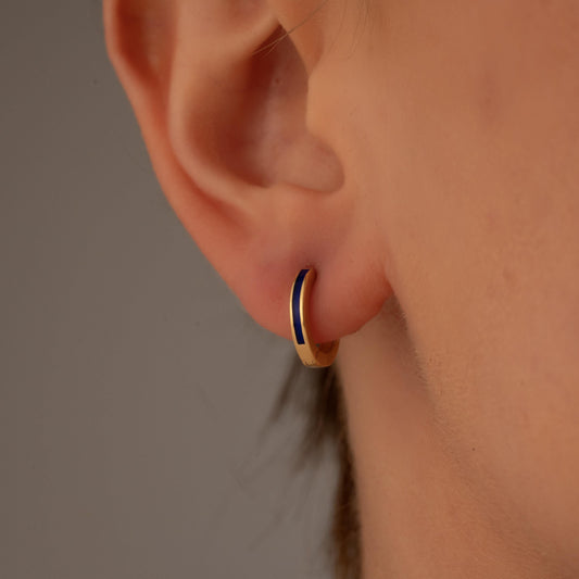 Minimalist Elegance: Red Accent Gold Hoop Earrings - Ideal for Any Occasion