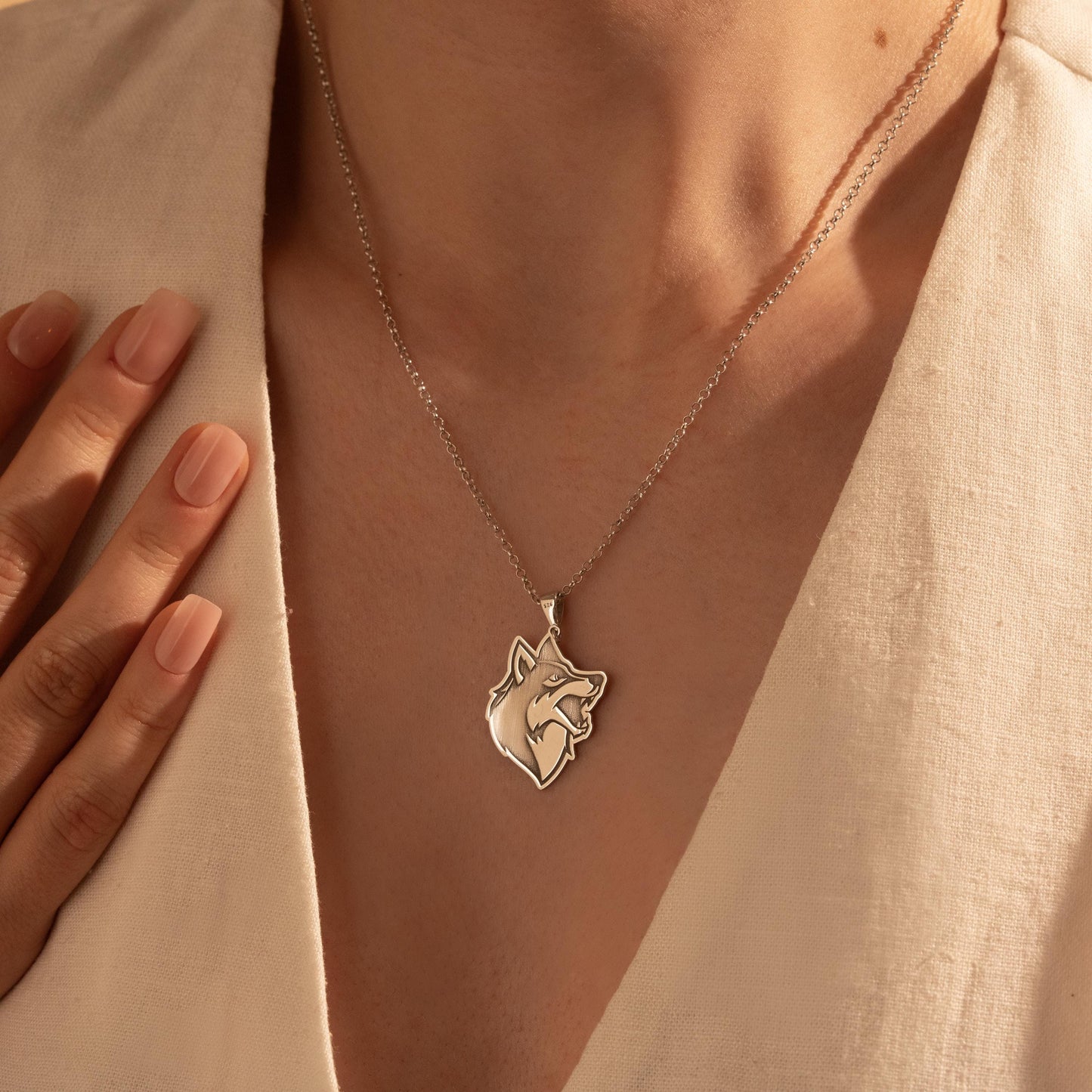 Majestic Wolf Head Pendant - Stunning Unisex Present